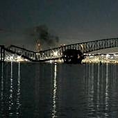 Buscan al menos a 20 personas tras el choque de un carguero contra el puente más largo de Baltimore