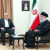 Ismael Haniye (centro), líder de Hamás, conversa con el líder supremo iraní, Alí Jamenei (derecha)