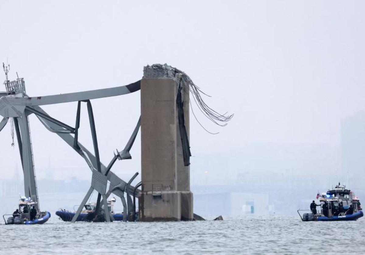 Los barcos de emergencia trabajan cerca de la sección colapsada del puente Francis Scott Key