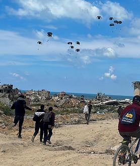 Imagen secundaria 2 - Doce palestinos mueren ahogados al intentar coger paquetes de comida lanzados desde un avión de Estados Unidos al mar en Gaza