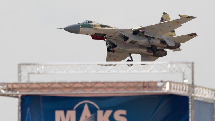Un avión militar ruso se estrella frente a la costa de Crimea, pero el piloto sobrevive