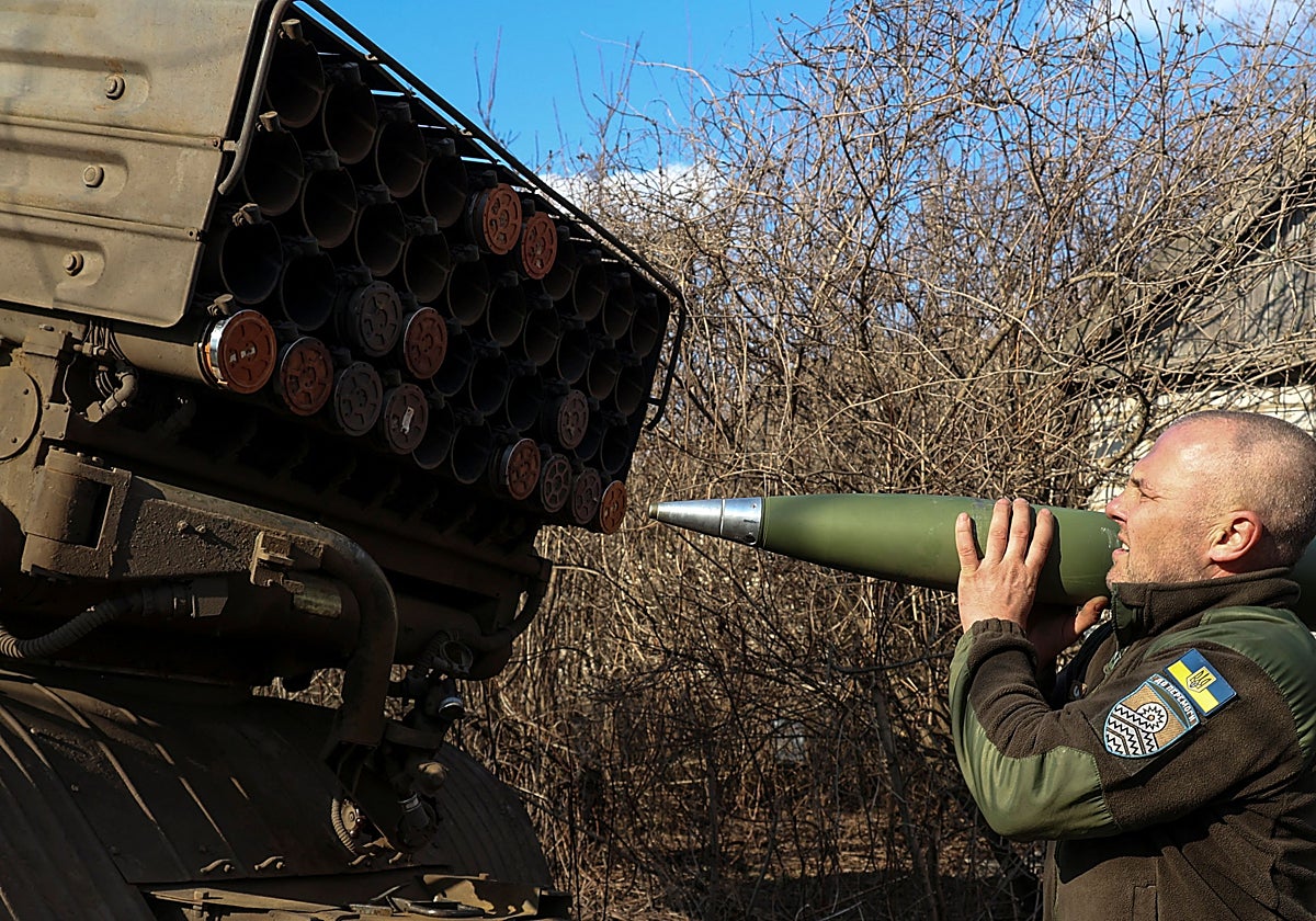 Un militar ucraniano carga un cohete en un MLRS Grad antes de disparar contra las tropas rusas cerca de la línea del frente en la región de Donetsk