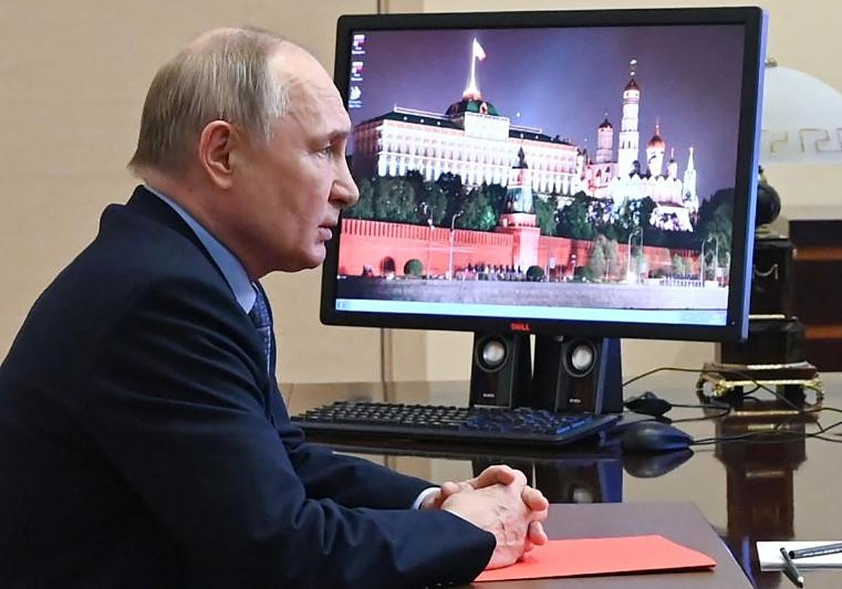 El presidente de Rusia, Vladimir Putin, preside una reunión con miembros del Consejo de Seguridad a través de un enlace de vídeo en Moscú