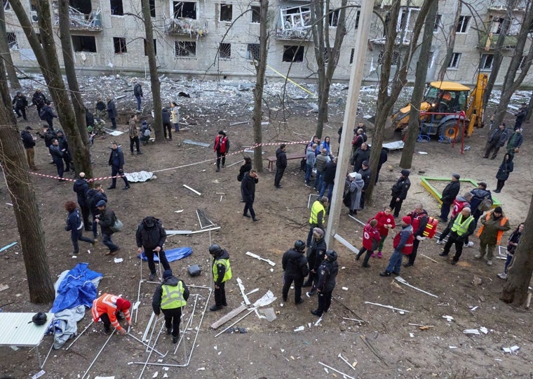 Al menos un hombre murió y otros 16 resultaron heridos, entre ellos cuatro niños, tras el bombardeo ruso sobre el distrito de Jarkóv el 27 de marzo