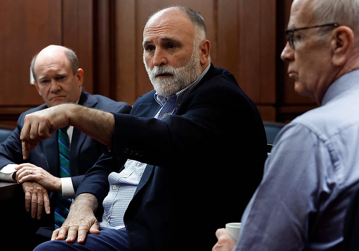 El chef José Andrés reunido con dos senadores de EE.UU. tras una reunión sobre el envío de ayuda humanitaria a Gaza