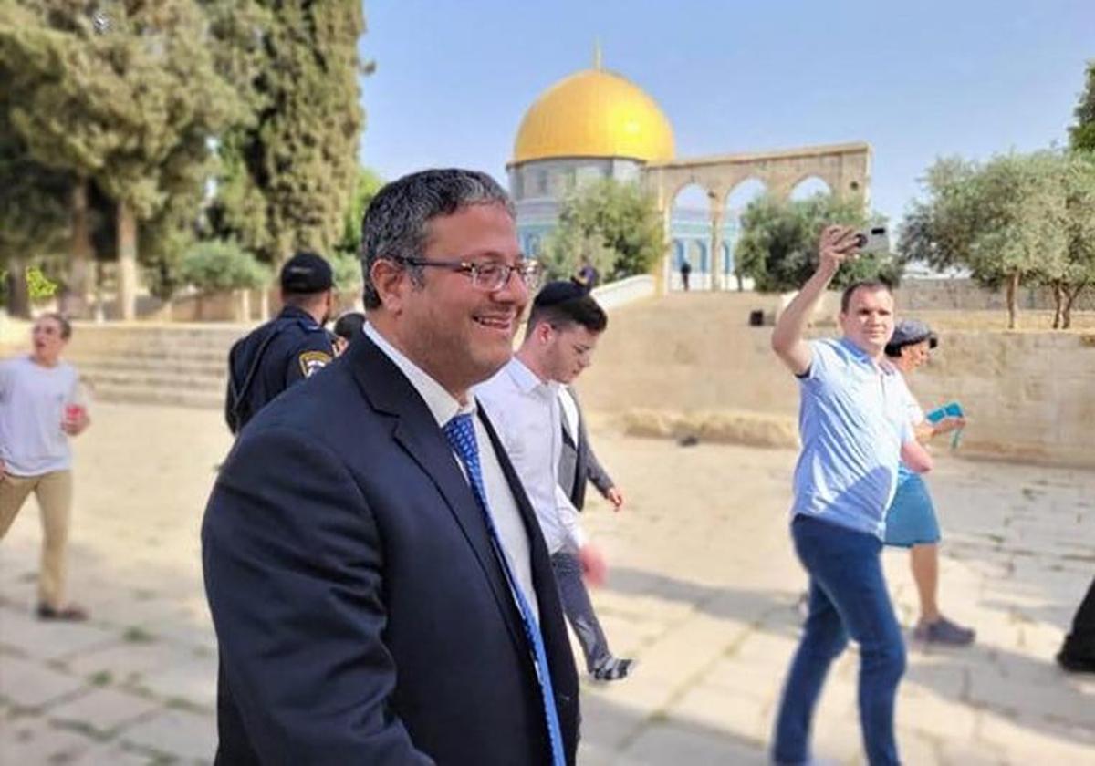 El ministro israelí y jefe del Partido del Poder Judío, Itamar Ben-Gvir (C), caminando por el patio del complejo de la mezquita Al-Aqsa de Jerusalén, conocido por los judíos como el Monte del Templo