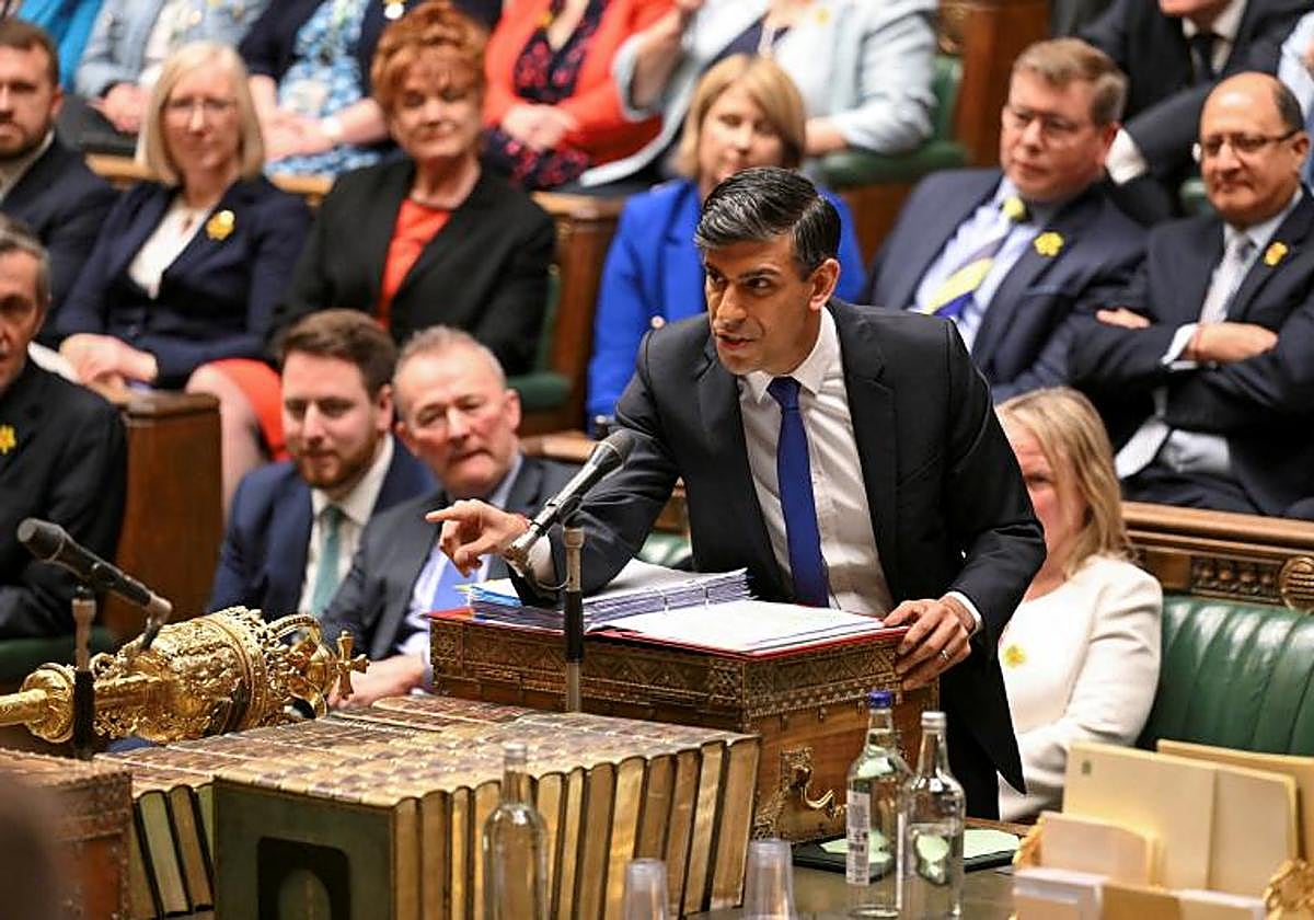 El Primer Ministro británico, Rishi Sunak, habla durante las preguntas del Primer Ministro en la Cámara de los Comunes en Londres
