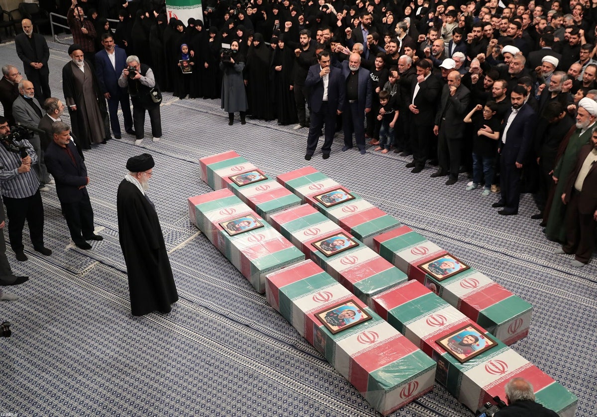 Alí Jamenei en los funerales de los muertos en Damasco