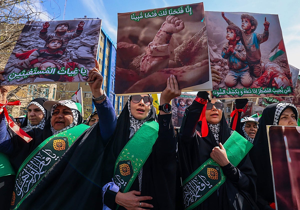 Varias mujeres participan en el funeral de los miembros de la Guardia Revolucionaria iraní muertos en Siria