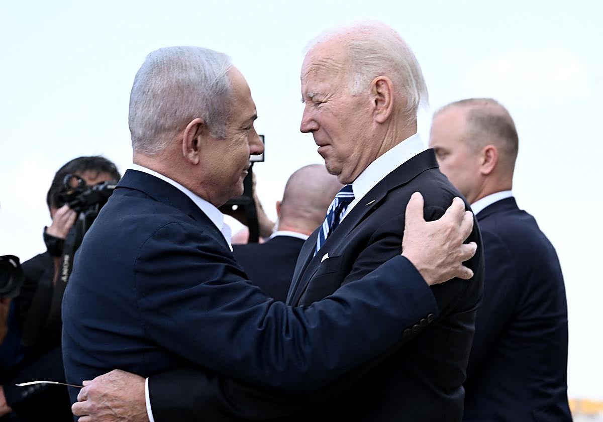 El primer ministro de Israel, Benjamin Netanyahu (izq.), saluda al presidente estadounidense Joe Biden, en una imagen de archivo