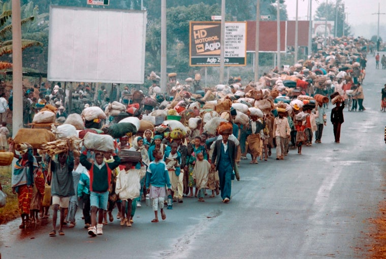 En esta fotografía del 14 de julio de 1994, refugiados ruandeses cruzan la entonces frontera zaireña en Goma para huir del avance de las tropas del Frente Patriótico Ruandés (FPR) sobre la ciudad noroccidental de Gisenyi