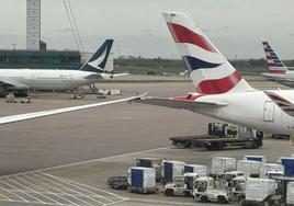 Susto en Londres: dos aviones colisionan en tierra en el aeropuerto de Heathrow