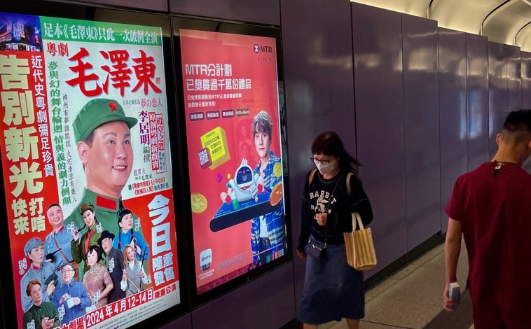 Imagen principal - La antigua colonia británica de Hong Kong, que era una de las ciudades más libres y abiertas de Asia, está en reformas desde su devolución a China en 1997. En su metro, un cartel de una 'ópera roja' sobre Mao Zedong refleja la creciente propaganda del Partido Comunista chino (imagen superior). Su Parlamento local está siendo ampliado tras la reforma electoral de 2021 para vetar a los diputados partidarios de la democracia y permitir «solo a los patriotas» (arriba a la izquierda). Pero todavía unos pocos seguidores de Falun Gong, culto ilegalizado en China, se atreven a mostrar sus carteles y criticar al régimen en las calles (arriba a la derecha).