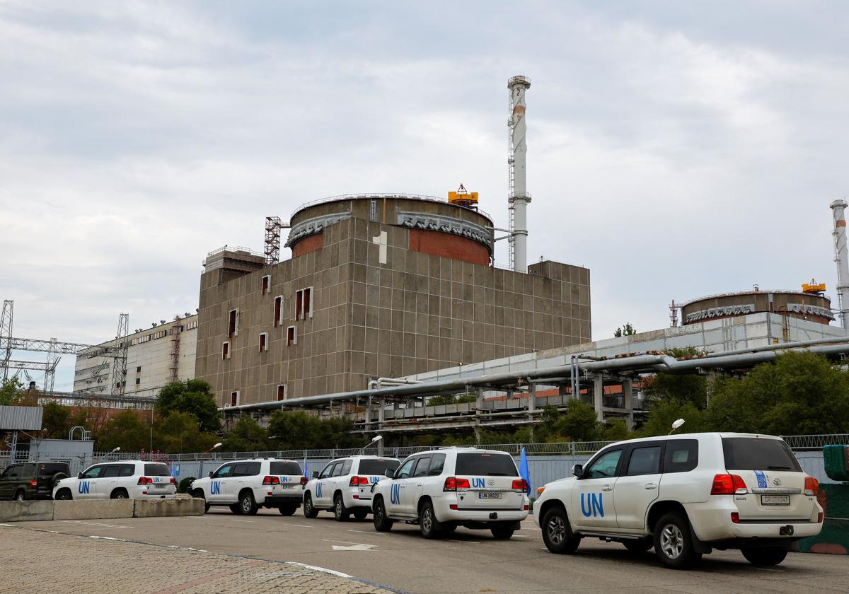 Vehículos de la OIEA en la centra nuclear de Zaporiyia, en 2022