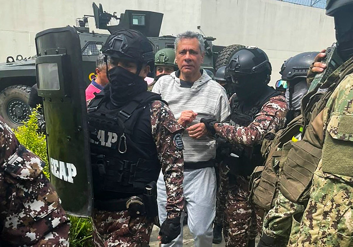 Jorge Glas, el pasado viernes cuando fue detenido en la Embajada de México en Quito