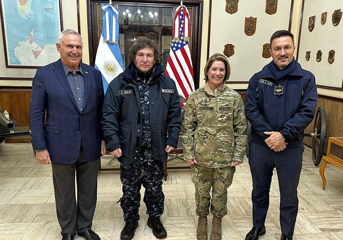 Milei en la base en la ciudad de Ushuaia