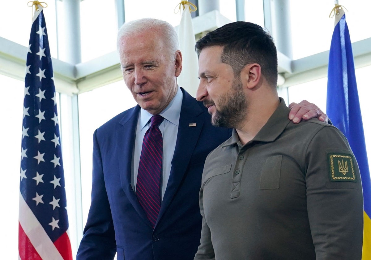 El presidente estadounidense Joe Biden camina con el presidente de Ucrania, Volodimir Zelenski