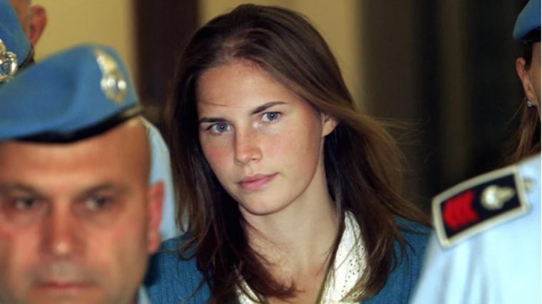 En esta imagen del 26 de septiembre de 2008, Amanda Knox, en el centro, es escoltada por agentes de la policía penitenciaria italiana al tribunal de Perugia