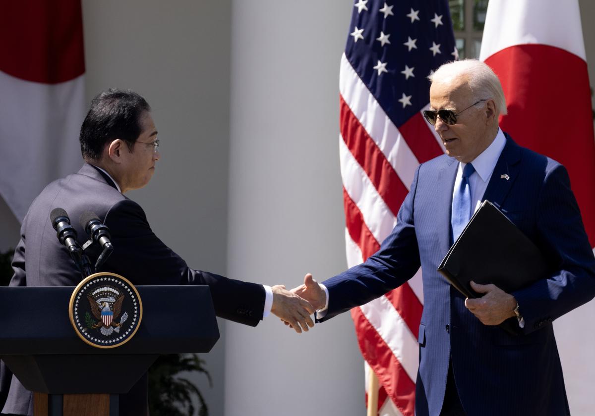 El primer ministro japonés, Fumio Kishida, y el presidente de EE.UU., Joe Biden.