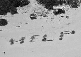 Rescate de película en el Pacífico: tres marinos varados en una isla desierta guían a sus rescatistas con un gigantesco mensaje de ayuda