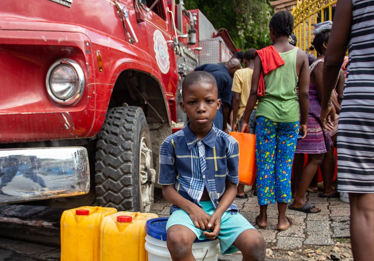 Un niño espera su turno para llenar bidones de agua en Puerto Priíncipe, capital de Haití, el pasado 6 de abril