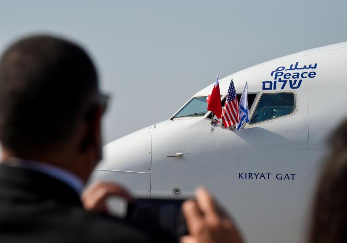 Las banderas de Bahréin, Israel y Estados Unidos en un avión de El Al de Israel