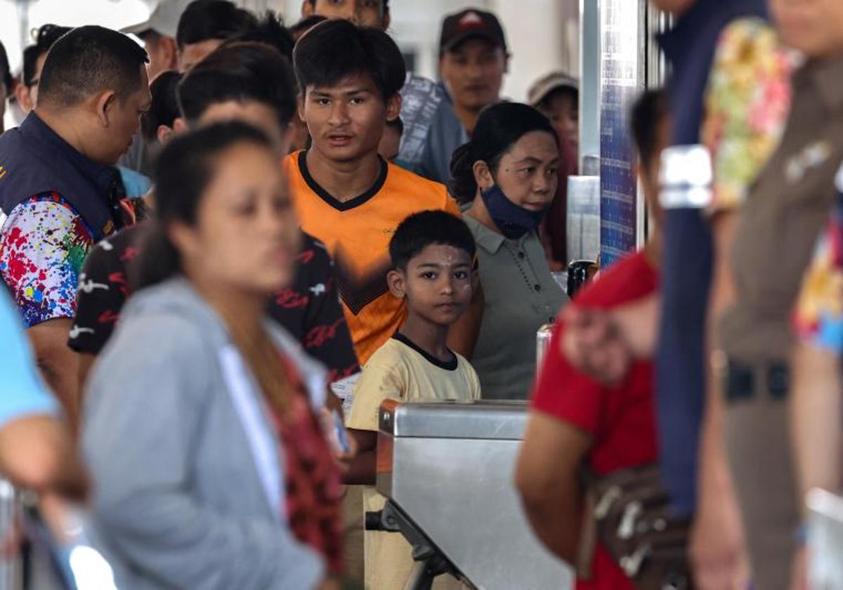 El éxodo a Tailandia continúa tras la caída de una ciudad fronteriza clave en Myanmar