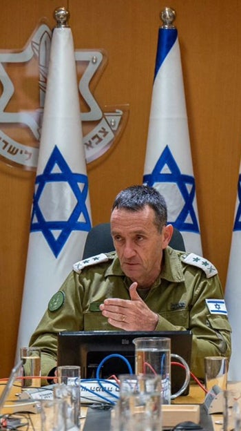 El jefe del Ejército israelí, el teniente general Herzi Halevi, lidera la evaluación del ataque iraní en el Ministerio de Defensa, en Tel Aviv
