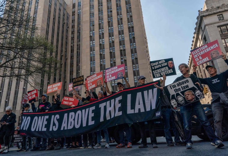 Manifestantes protestan frente al Tribunal Penal de Manhattan