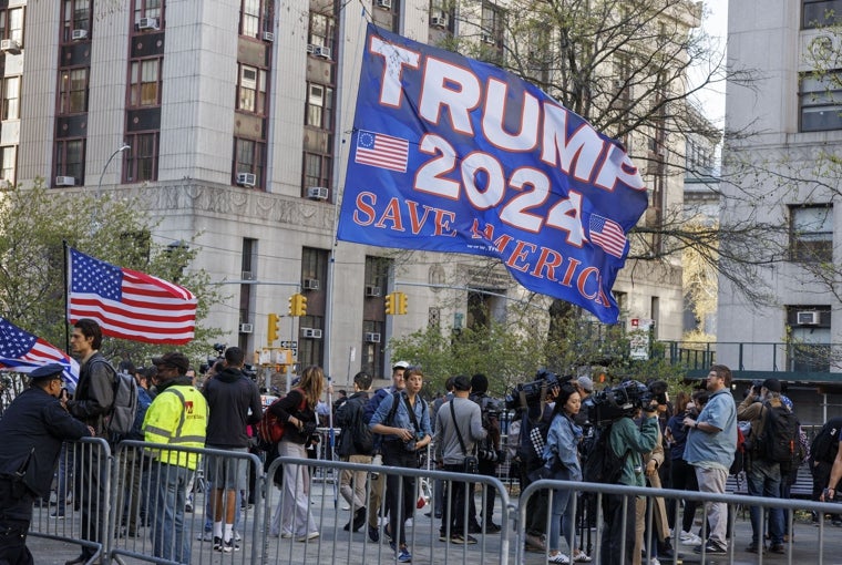 Los partidarios de Trump se reúnen frente al Tribunal Penal de Nueva York