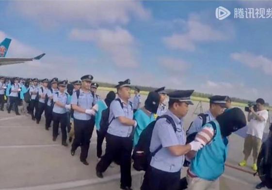 Un vídeo de la Policía china difundido en la red social WeChat celebraba en 2017 la repatriación desde Fiji de 77 detenidos por estafas telefónicas