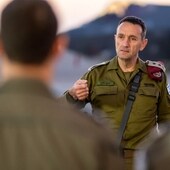 El jefe del Ejército israelí, el teniente general Herzi Halevi, habla con oficiales militares en la base aérea de Nevatim, en el sur de Israel