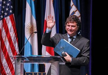 Adiós a uno de los gestos de austeridad de Milei: dejará de volar en aviones comerciales por motivos de seguridad