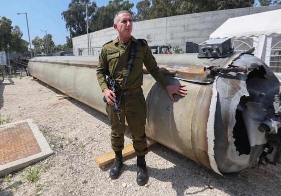 El portavoz militar israelí Daniel Hagari, junto a un misil balístico iraní lanzado el fin de semana