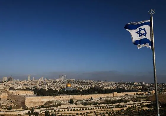 Israel responde al último ataque de Irán y bombardea una base militar