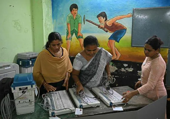 960 millones de electores, un millón de colegios y 44 días: así vota la India, la mayor democracia del mundo