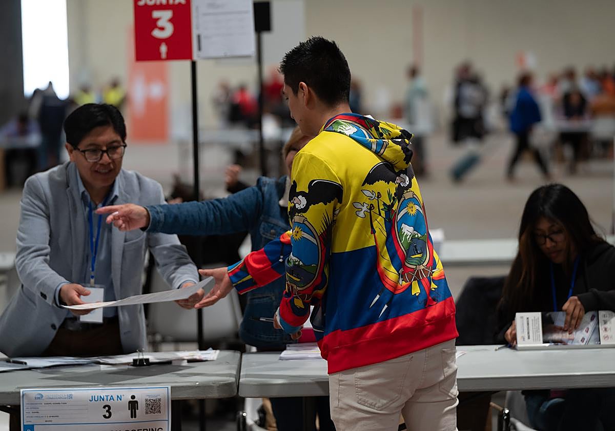 Ecuatorianos en España se pronuncian respecto al Referéndum y Consulta Popular 2024 en el IFEMA en Madrid, este domingo