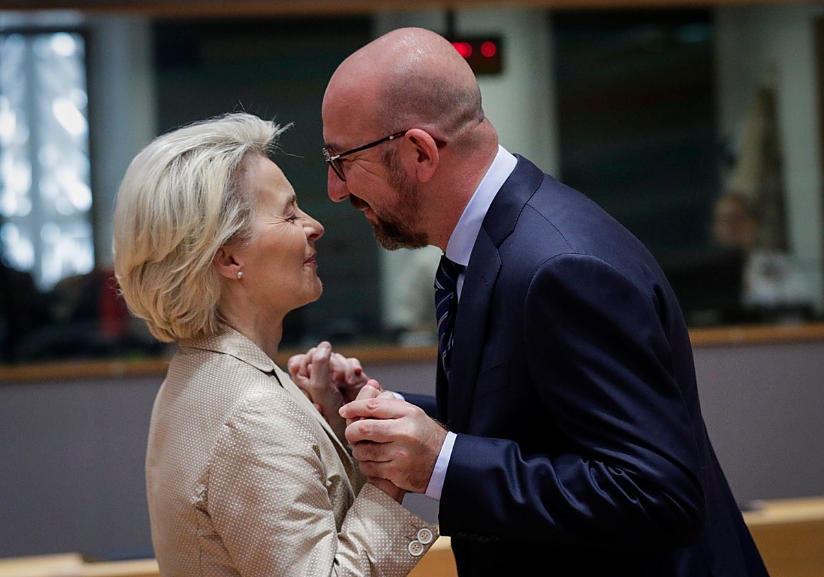 La Presidenta de la Comisión Europea, Ursula von der Leyen (izda.), y el Presidente del Consejo Europeo, Charles Michel (dcha.), durante una Cumbre Europea extraordinaria sobre Ucrania en el Consejo Europeo, en Bruselas