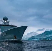 Una fragata danesa pasa junto a un iceberg cerca de Groenlandia