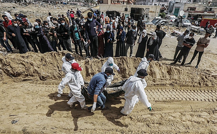 Imagen principal - Los equipos de rescate recuperan cerca de 300 cuerpos en una fosa común en Jan Yunis