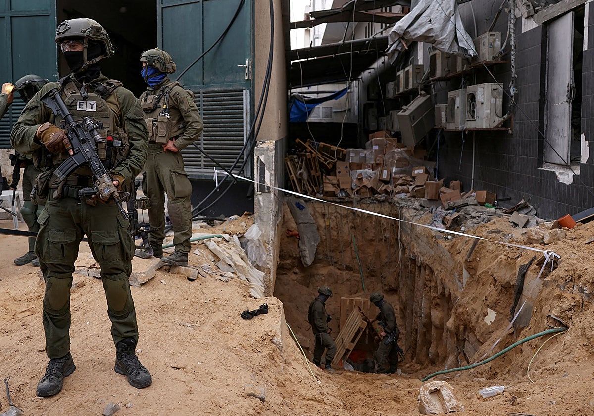 Soldados israelíes se encuentran fuera de un túnel en el complejo del hospital Al Shifa en la ciudad de Gaza
