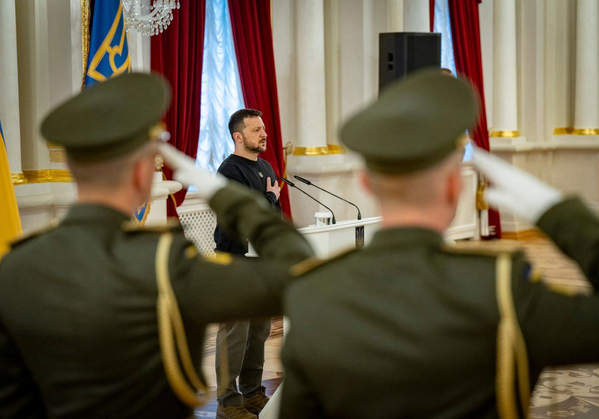 Soldados ucranianos saludan ante Zelenski