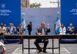 El presidente de Guatemala y su vicepresidenta se rebajan el sueldo un 25%