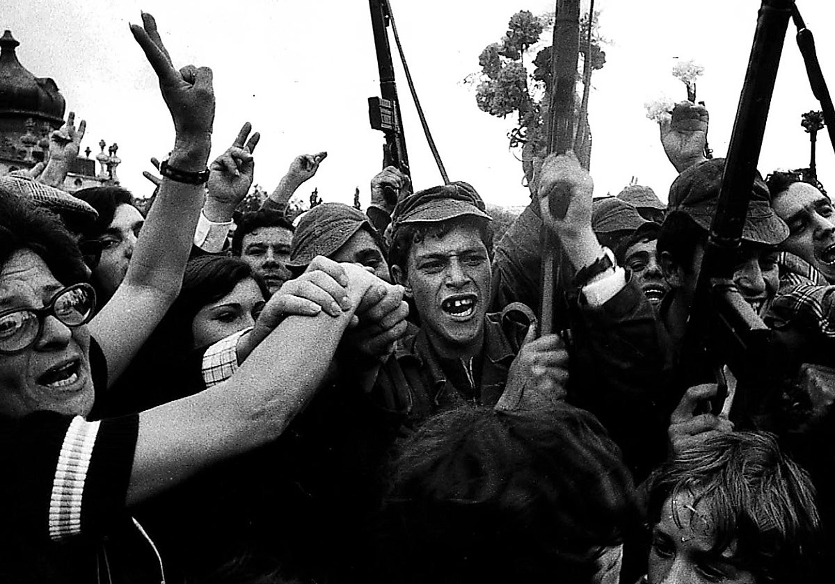 Varios soldados y civiles celebran con claveles la victoria de la sublevación militar del 25 de abril