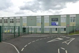 Una adolescente detenida y tres heridos en un apuñalamiento en una escuela en Gales