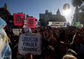 Estudiantes universitarios, sindicatos y grupos sociales argentinos marchan a la Casa Rosada para protestar contra los recortes del presidente Javier Milei en la educación pública