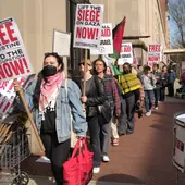 Un grupo de manifestantes propalestinos de la Universidad de Columbia participan en una protesta