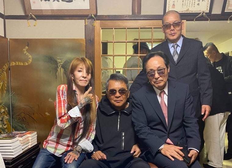 Nishimura y otros antiguos miembros de la yakuza