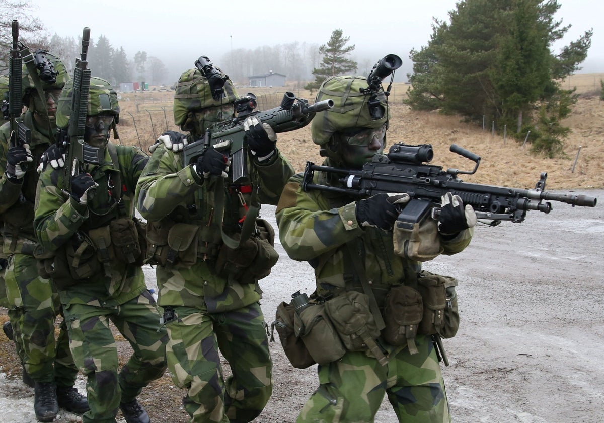 Tropas suecas de los socorristas participan en un entrenamiento en una base militar en Kungsangen