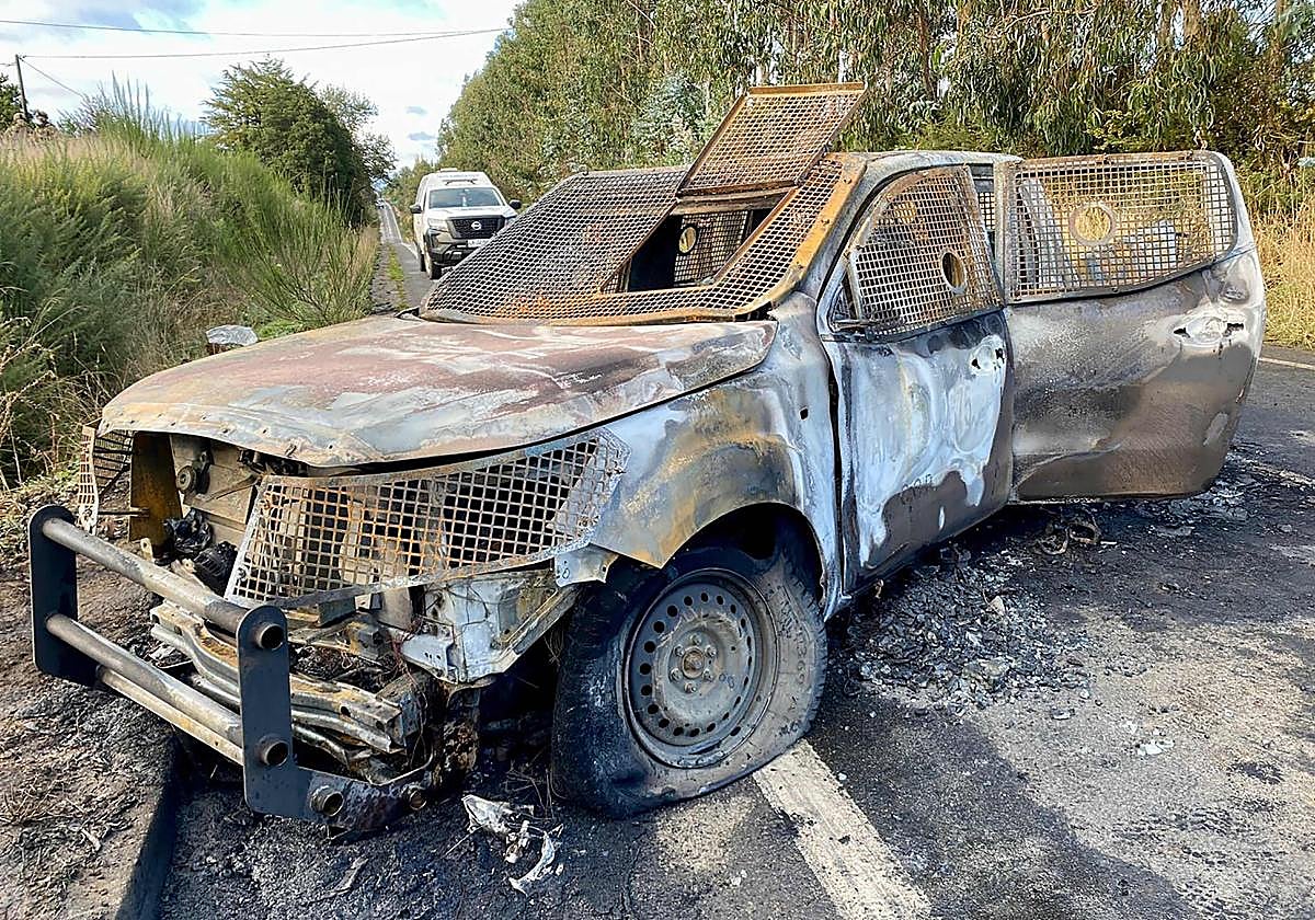 Vehículo quemado donde tres policías fueron asesinados en Chile